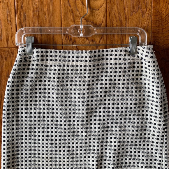 2/$20 Banana Republic Houndstooth Skirt - Picture 3 of 4
